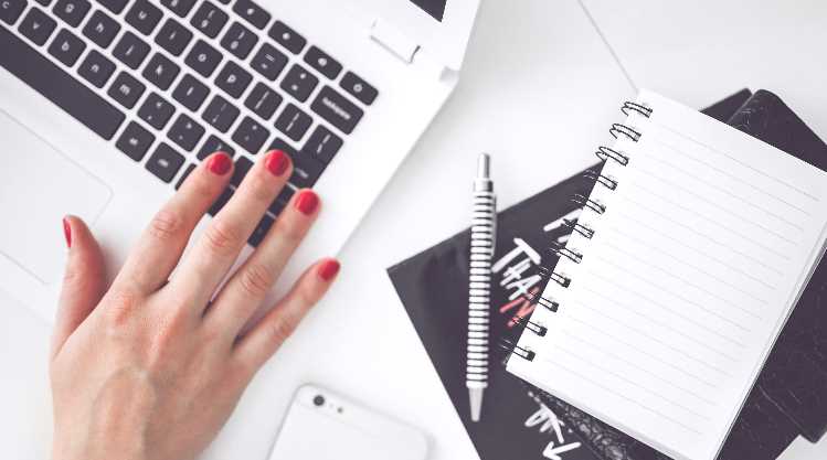 Notebook con CRM y anotador en oficina