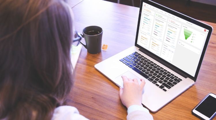 Mujer usando el CRM WEB de Autologica en su oficina